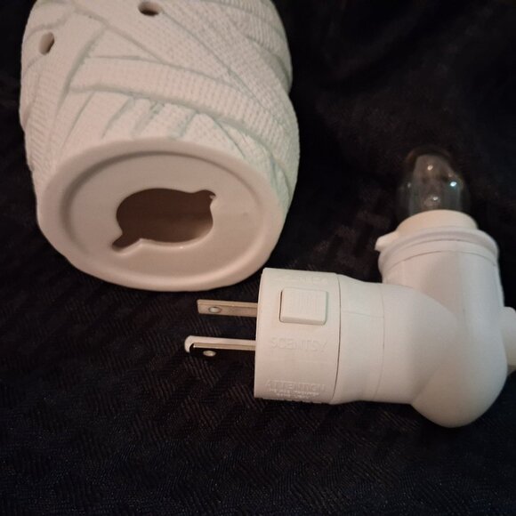 Scentsy Under Wraps Halloween Mummy Plug-In Wax Warmer With Box & Bulb *RETIRED* - Picture 11 of 15